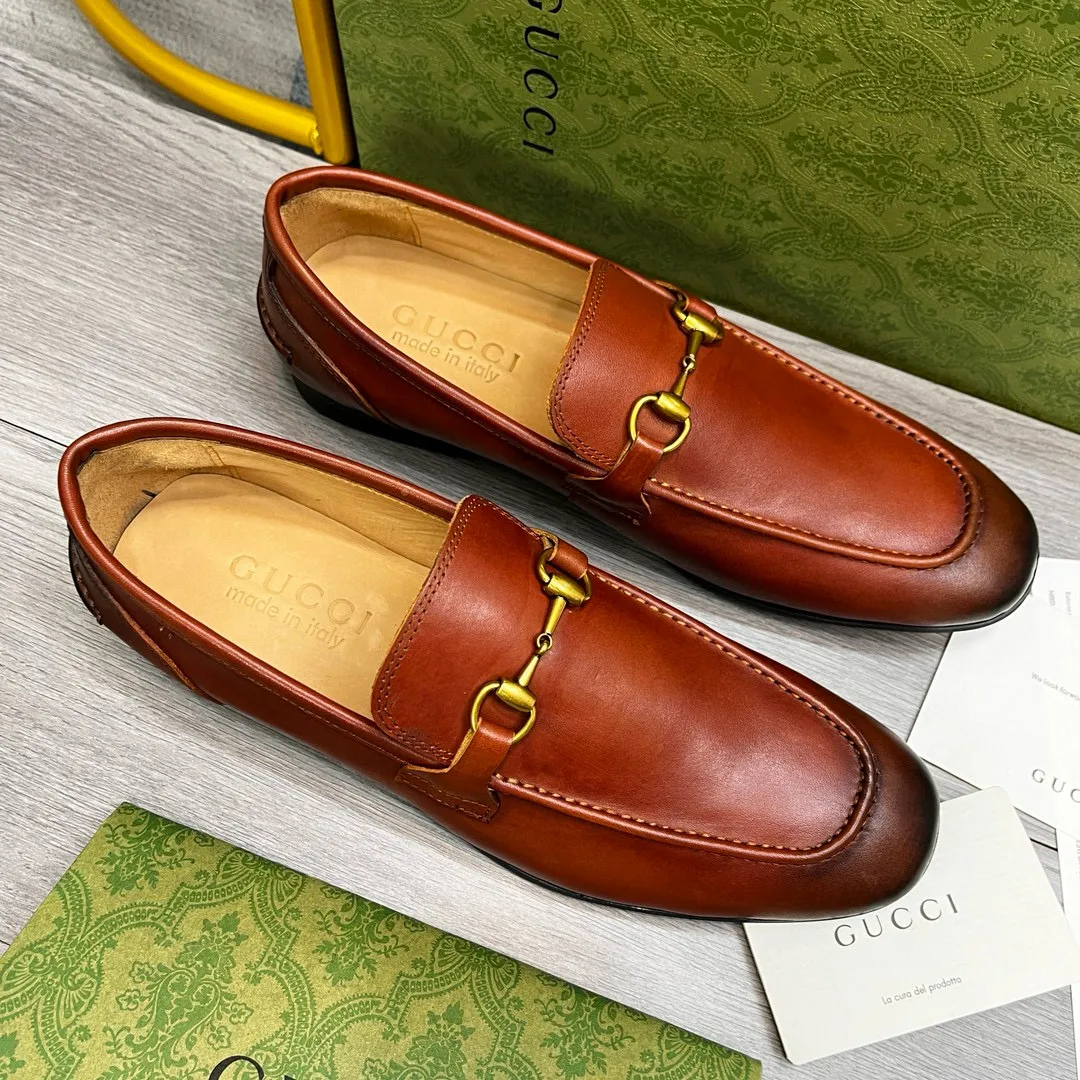 Ex-factory price: 480💰-(Gucci) men’s loafers! Genuine molded horsebit, a classic must-have for your shoe cabinet! The feet are particularly delicate! This Gucci original version is a set last, and we are consistent with the counter! Therefore, it is more comfortable in terms of last shape and comfort! Take it to the counter and compare at will! Good shoes are more than just what they make! But grasp the essence from the inside out! Material: Imported first-layer cowhide! Genuine leather outsole imported from Italy, size: 39-44 (38/45 customized, non-refundable)